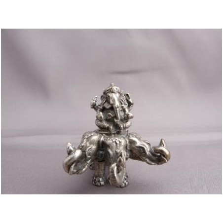 Ganesha op Driekoppige Olifant Zilver of Goudkleur